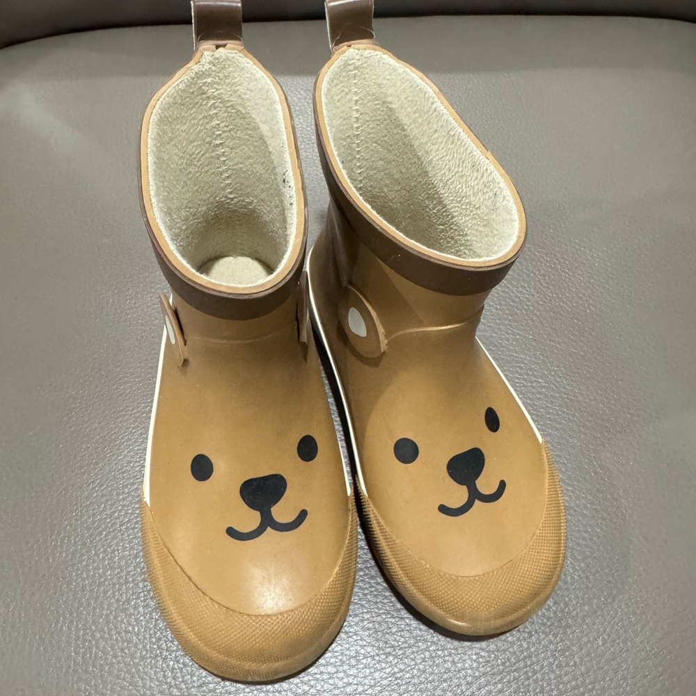 Rain boots for toddlers.